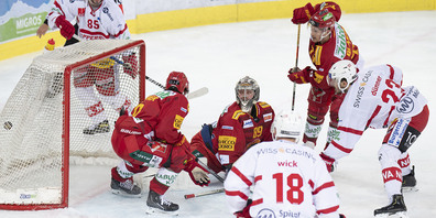 Wegweisend: Nico Dünner überwindet die Langnauer Abwehr und bringt die Rapperswil-Jona Lakers, beobachtet von seinen Sturmkollegen Jeremy Wick und Sandro Forrer (85), 2:1 in Führung.