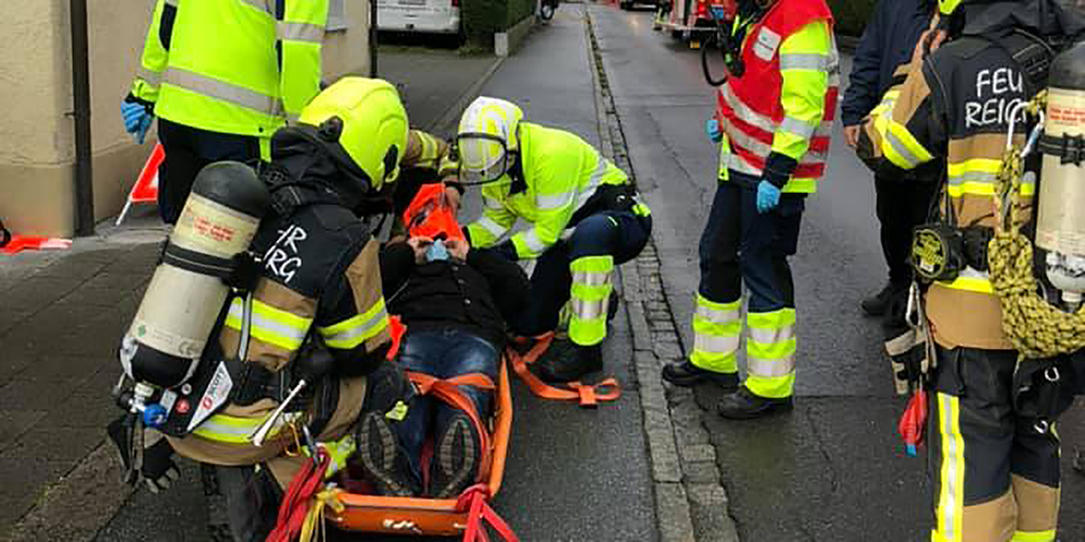 Den Ernstfall gemeinsam geprobt: Das Bild von der Hauptübung der Feuerwehr Reichenburg zeigt die Patientenübergabe von Atemschutz an das Sanitätsersteinsatzelement (SEE) Reichenburg bei der Patientensammelstelle.