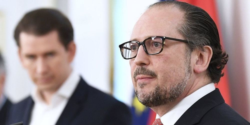 Österreichs Bundeskanzler Alexander Schallenberg (re) mit Vorgänger Sebastian Kurz