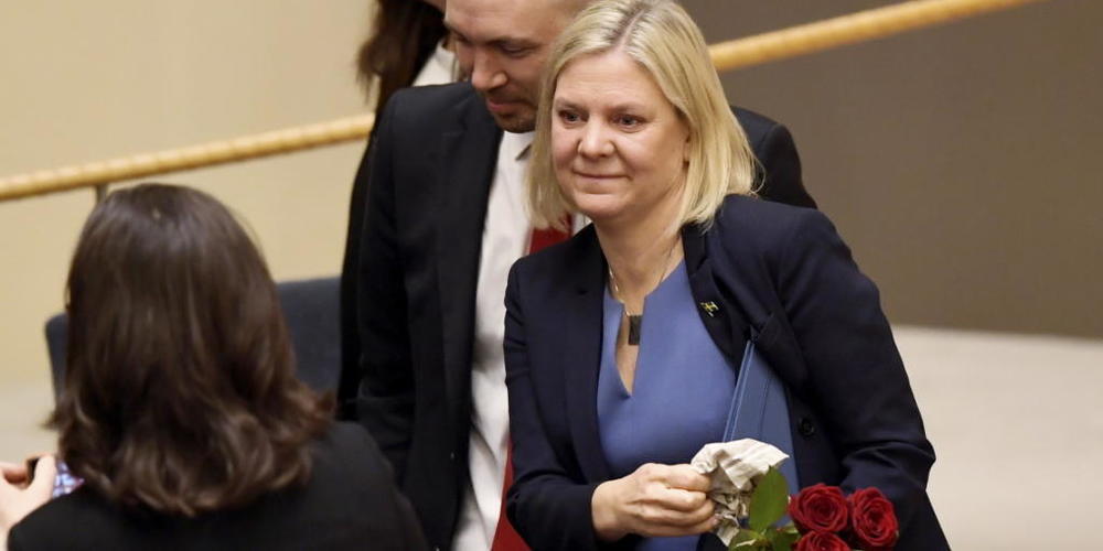 dpatopbilder - Magdalena Andersson, bisherige Finanzministerin von Schweden und Vorsitzende der Sozialdemokratischen Partei, hält einen Blumenstrauß nach der Abstimmung über ihre Ernennung zur neuen schwedischen Ministerpräsidentin im schwedischen...