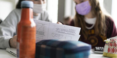 Der Kanton St. Gallen reagiert auf die steigenden Corona-Fälle an den Schulen und führt erneut die Maskenpflicht ein. (Symbolbild)