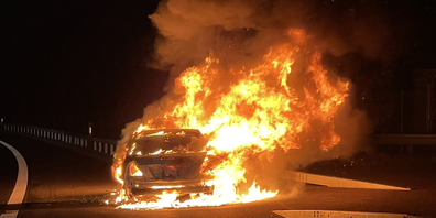 Das Fahrzeug welches auf der A4 in Brand stand.