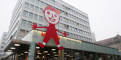 Als Weihnachts-Deko hängt der Zollibolli-Hampelmann an der Fassade des Neumarkts.
