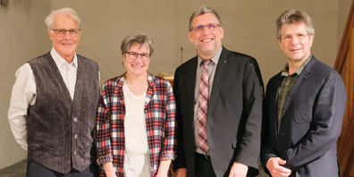 Vorstand Heinz Aeberhard (v. l.), Präsidentin Elsbeth Gabathuler,  Pfarrer Jan-Andrea Bernhard und Vorstand (neu) Lieni Kunz.