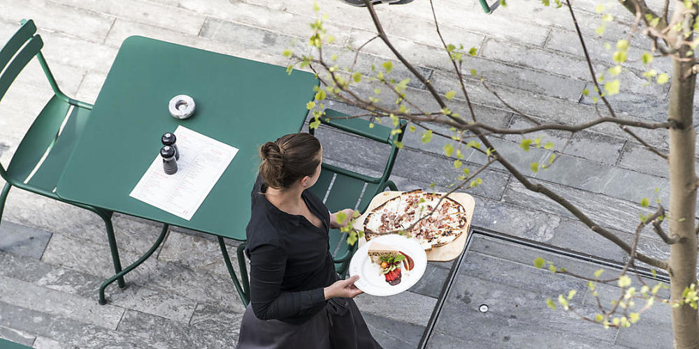 Tieflöhne kommen unter anderem in der Gastrobranche vor. In den Ostschweizer Kantonen sollen bald Mindestlöhne festgelegt werden, fordern die Gewerkschaften. (Symbolbild)