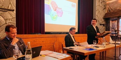 Geschäftsführer Claudio Bianculli (am Rednerpult) konnte über erfreuliche Projektfortschritte berichten. Er gab auch einen Ausblick auf die kommenden Aufgaben. Weiter im Bild: VR-Präsident Kurt Baumann (mitte) und Finanzchef Reto Almer (links).