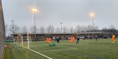 Der FC Uzwil hat auch das Spiel auf dem Kunstrasen im Griff. Zuletzt resultierten Siege gegen den FC Balzers und gegen den FC Linth 04. Im Bild trifft der Uzwiler Angriff gegen die Glarner. 