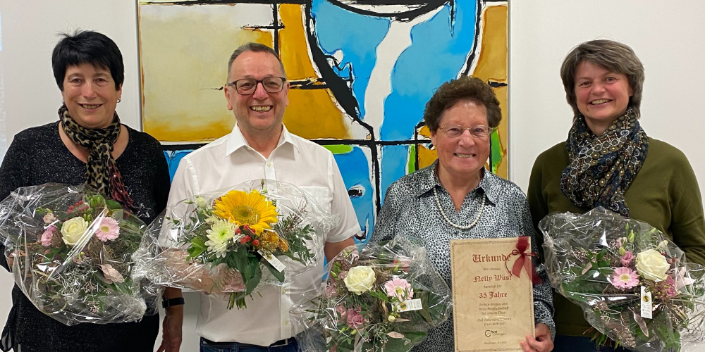 v.l. Maria Hasler 30 Jahre, Peter Vonbank 35 Jahre, Nelly Wüst 35 Jahre, Brigitte Mattle, Ehrenmitglied