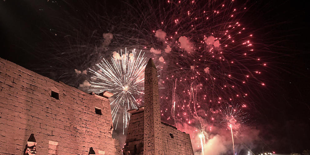 Ein Feuerwerk erhellt den Himmel während der feierlichen Wiedereröffnung der Allee der Sphinxen. Foto: Mahmoud Ahmed/dpa