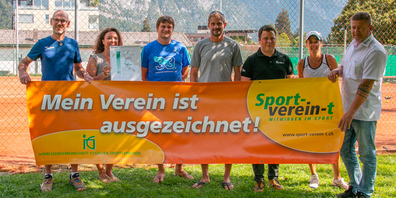 Freut sich über die Auszeichnung des «Sport-verein-t»-Labels: Der Vorstand des TC Walenstadt bei der Bannerübergabe.