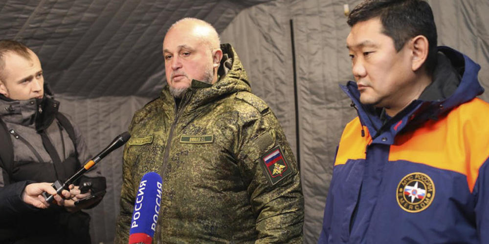 Sergei Ziviljow (M), Gouverneur von Kemerowo, gibt ein Medienstatement ab. Foto: Sergei Gavrilenko/AP/dpa