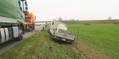 Ein schlingernder Lieferwagen mit Anhänger kollidierte mit einem Verkehrsleitpfosten und dem Wildzaun.