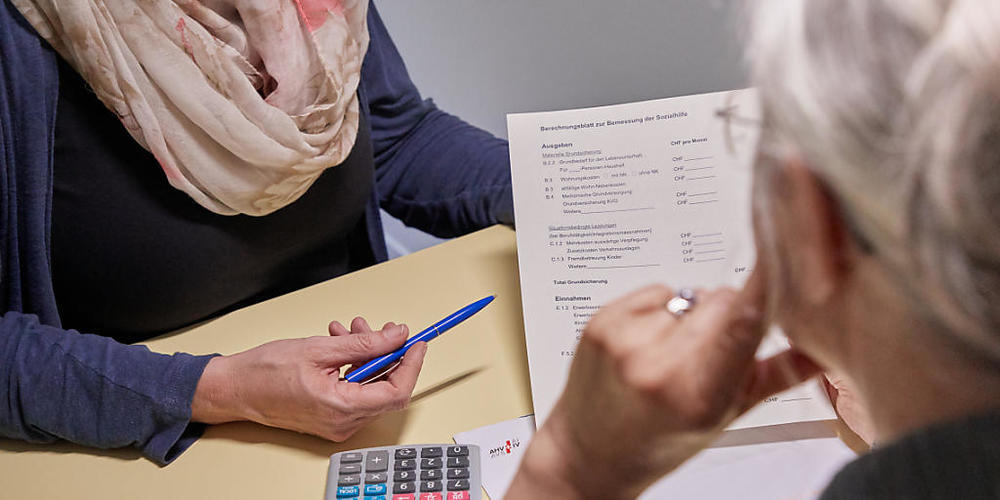 Wer beim Shoppen nicht aufpasst, der gerät schnell in die Schuldenfalle: Eine Person lässt sich bei der Schuldenberatung beraten (Archivbild).