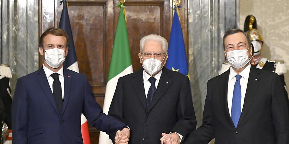 Frankreichs Präsident Emmanuel Macron (l-r) mit Italiens Präsident Sergio Mattarella und Ministerpräsident Mario Draghi in Rom. Foto: Alberto Pizzoli/AFP POOL/AP/dpa