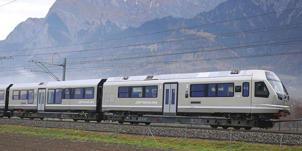 Im Design 'Champagner' rollt der Jubiläums-Capricorn-Zug zur Rhätischen Bahn nach Landquart, wo der spezielle Triebzug getauft wird.