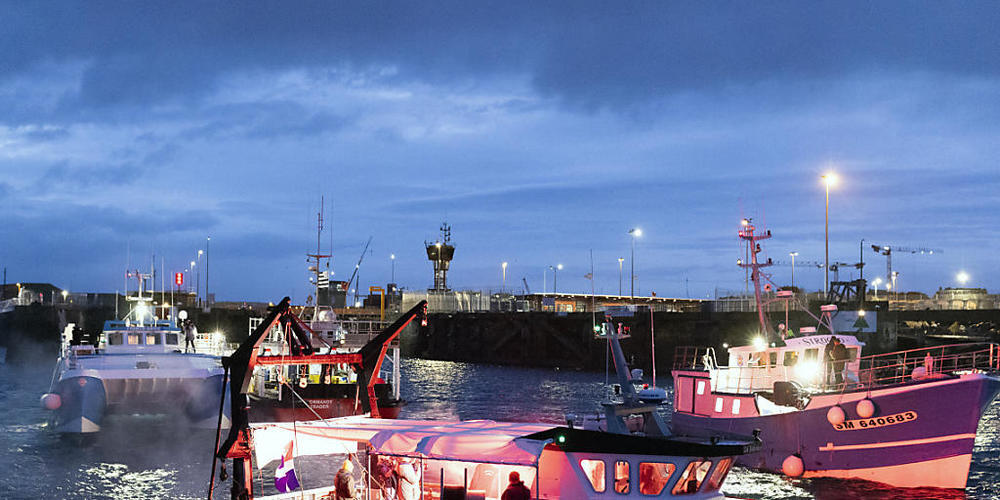 Französische Fischerboote blockieren die Einfahrt zum Hafen von Saint-Malo. Foto: Jeremias Gonzalez/AP/dpa