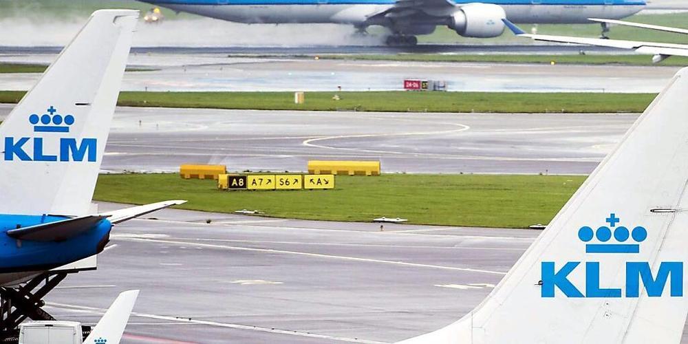 Am Freitagabend sind am Amsterdamer Flughafen Schiphol rund 600 Personen mit KLM-Maschinen aus Südafrika in den Niederlanden angekommen. Sie werden nun auf die neue Virus-Variante untersucht. (Archivbild)
