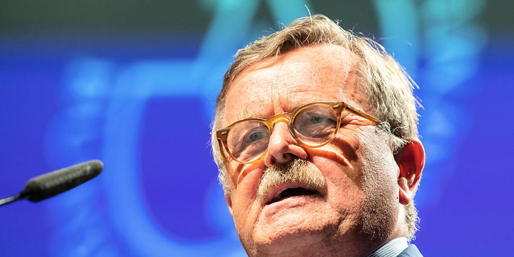 ARCHIV - Frank Ulrich Montgomery, Präsident der Bundesärztekammer und des Deutschen Ärztetages, steht auf einem Podium. (Archivbild) Foto: Guido Kirchner/dpa