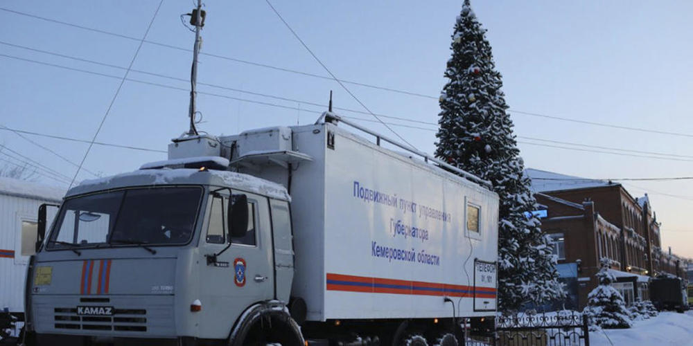 Ein Lastwagen des russischen Katastrophenschutzministeriums steht in der Listwjaschnaja-Mine (rechts) in der Nähe von Belowo in der Region Kemerowo im Südwesten Sibiriens, Russland. Foto: Sergei Gavrilenko/AP/dpa