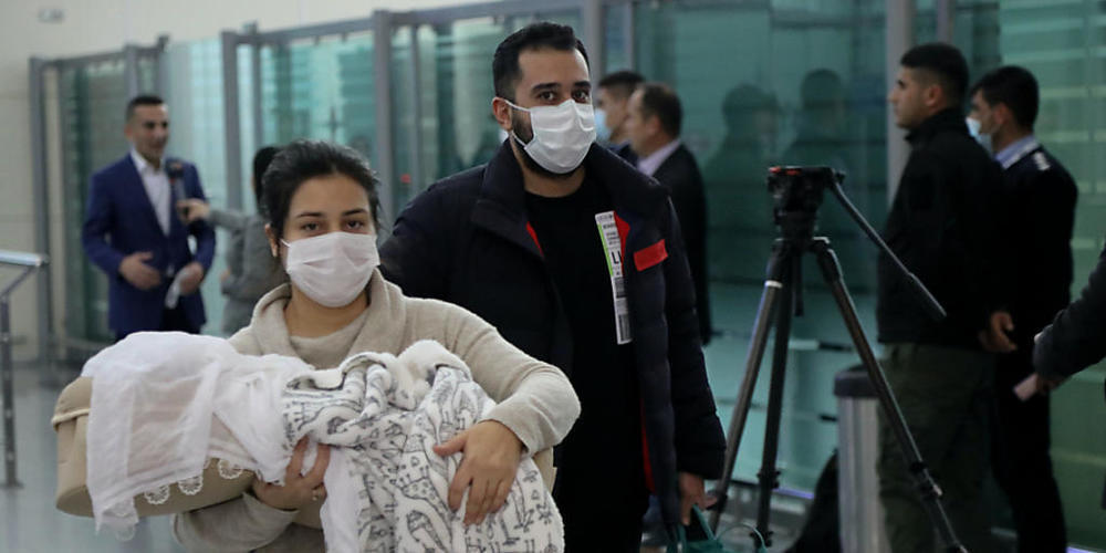 Irakische Migranten kommen am frühen Freitag am Flughafen in Irbil, Irak, an. 170 irakische Staatsangehörige kehrten am Freitag aus Belarus in ihre Heimat zurück. Foto: Hussein Ibrahim/AP/dpa