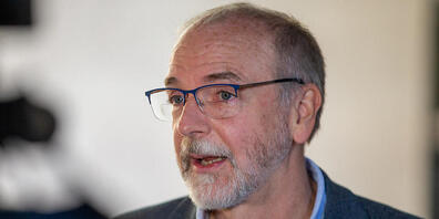 ARCHIV - Andrew Pollard, Immunologe an der Universität Oxford und Entwickler des Astrazeneca-Impfstoffs, steht vor dem BBC Broadcasting House, nachdem er in der Andrew Marr Show aufgetreten war. Foto: Tayfun Salci/ZUMA Press Wire/dpa