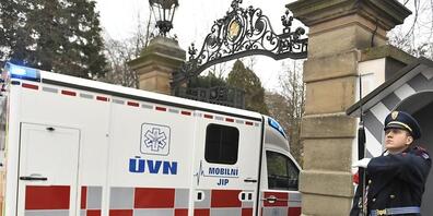 ARCHIV - Ein Krankenwagen, der den Pr‰sidenten der Tschechischen Republik Zeman nach seiner Entlassung aus dem Zentralen Milit‰rkrankenhaus transportiert, f‰hrt auf das Gel‰nde des Schlosses Lany. Zeman lag aufgrund einer V...