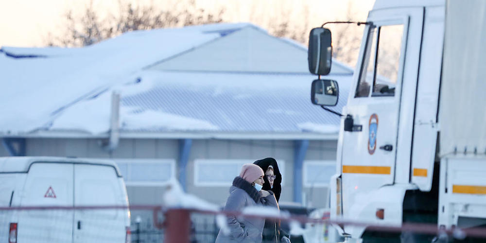 Angehörige der Opfer gehen vor dem Kohlebergwerk «Listwjaschnaja» in der Stadt Belowo im Südwesten Sibiriens. Nach dem schwersten Grubenunglück in Russland seit Jahren mit mindestens 52 Toten wollen die Rettungskräfte die Suche nach den verunglück...
