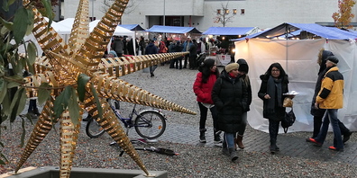 Zwei grosse Modellsterne schmückten den Heerbrugger Adventsmarkt