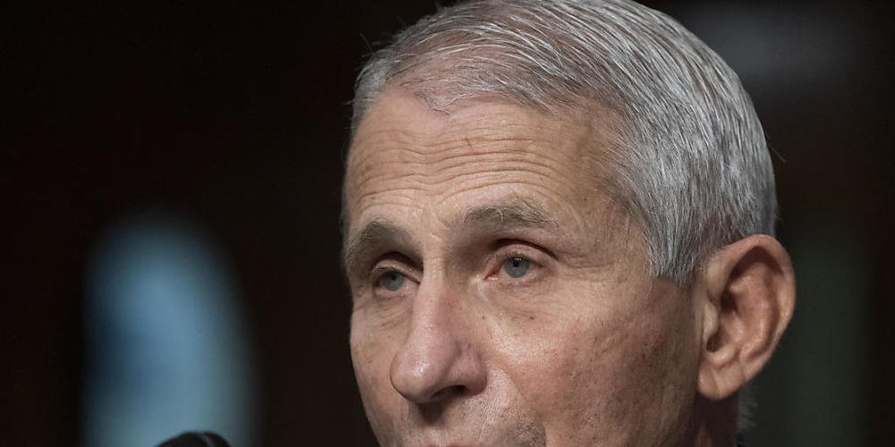 Anthony Fauci, Immunologe aus den USA und leitender medizinischer Berater des US-Präsidenten Biden, spricht bei einer Anhörung des Senatsausschusses für Gesundheit, Bildung, Arbeit und Renten im US-Kapitol. Foto: Alex Brandon/AP/dpa