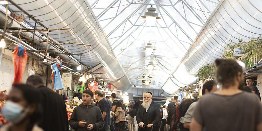 Ein ultra-orthodoxer Mann kauft auf dem Mahane Yehuda Markt in Jerusalem ein. Foto: Maya Alleruzzo/AP/dpa