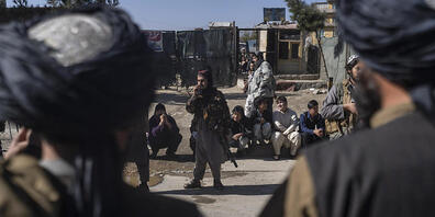 Taliban-Kämpfer sichern das Gebiet nach der Explosion einer Bombe an einem Straßenrand. (Archivbild) Foto: Petros Giannakouris/AP/dpa