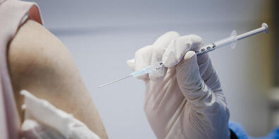 Eine knappe Mehrheit der Schweizer Bevölkerung befürwortet eine generelle Corona-Impfpflicht. (Symbolbild)