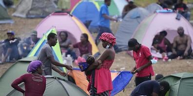 ARCHIV - Migranten ruhen sich in ihren Zelten in einem Lager in Acandi aus. Sie setzen ihren Weg in Richtung USA durch den Dschungel, der als Darien Gap bekannt ist, fort. Foto: Fernando Vergara/AP/dpa