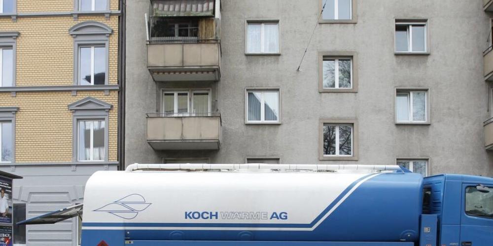 Wird künftig immer seltener im Kanton Zürich zu sehen sein: ein Tankfahrzeug mit Heizöl. (Archivbild)