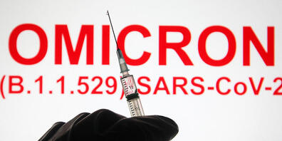 ILLUSTRATION - Eine Hand hält vor der Aufschrift «Omicron (B.1.1.529): SARS-CoV-2» eine Spritze hoch. Foto: Pavlo Gonchar/SOPA Images via ZUMA Press Wire/dpa