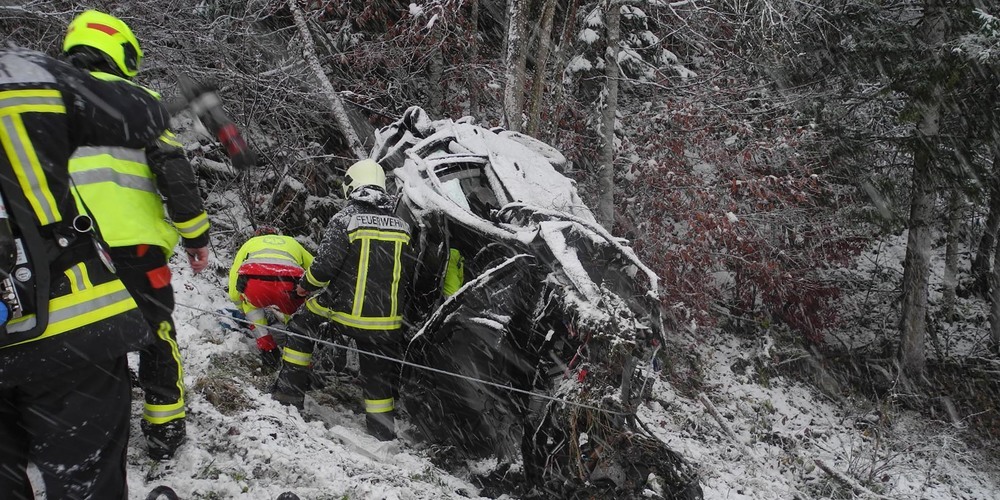 Das verunfallte Fahrzeug im Muotathal.