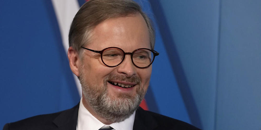 ARCHIV - Petr Fiala, Vorsitzender der Mitte-Rechts-Koalition Spolu (Gemeinsam), nimmt während der Parlamentswahlen an einer Debatte im öffentlichen Rundfunk teil. Foto: Petr David Josek/AP/dpa