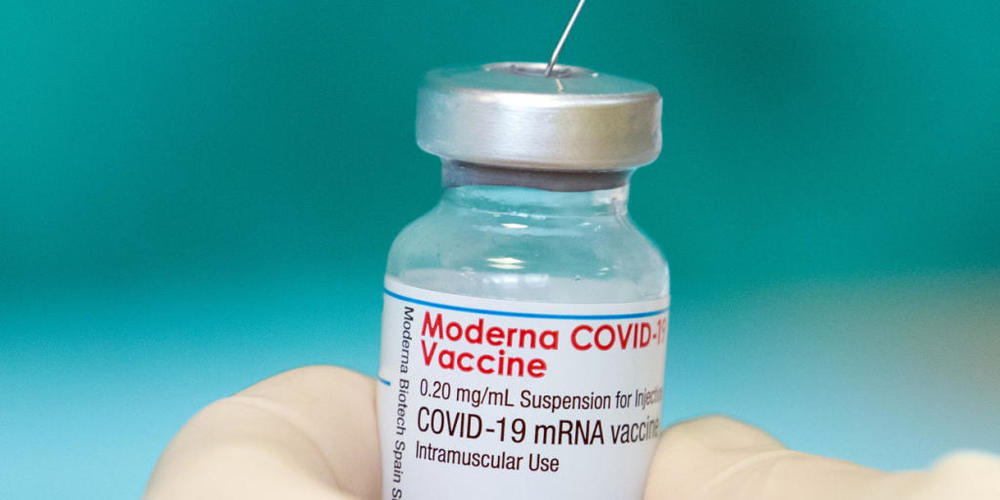 ARCHIV - Der Impfstoffhersteller Moderna hat mit der Arbeit an einer Anpassung des Corona-Impfstoffs an die Omikron-Variante begonnen. Foto: Friso Gentsch/dpa