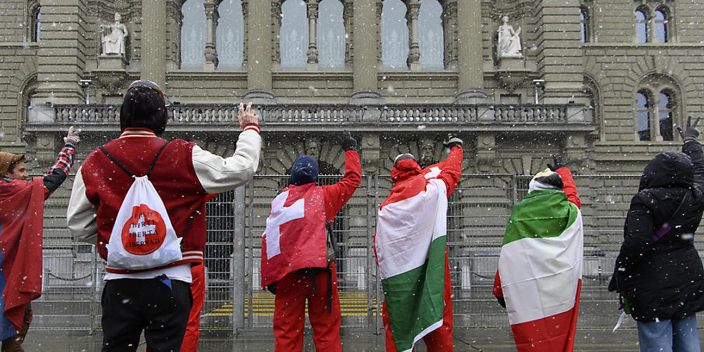 Massnahmen-Kritiker vor dem Bundeshaus.