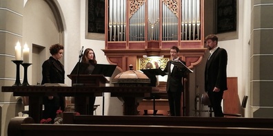 Vokalensemble mit Julia Rüf (Orgel), Leitung David Burgstaller (2.v.r.)