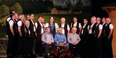 Jodlerclub Uzwil mit Ehrenmitgliedern am Jubiläums-Jodlerabend 2021.