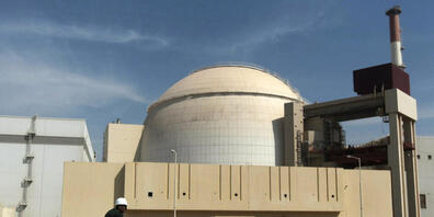 ARCHIV - Ein Mann fährt mit dem Fahrrad an dem Reaktorgebäude des Kernkraftwerks Bushehr vorbei. Foto: Majid Asgaripour/AP/dpa