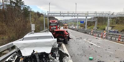 Drei Menschen starben beim Unfall auf der Autobahn A3 in Effingen AG: Der 47-jährige Unfallverursacher muss sich wegen mehrfacher vorsätzlicher Tötung vor dem Bezirksgericht Brugg verantworten. (Archivbild)