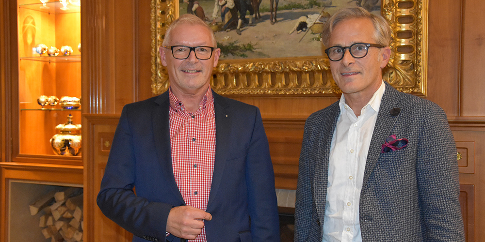 Persönliches Gespräch am Kaminfeuer: Alt Regierungsrat Martin Klöti (links) und Renato  Bergamin vom Kulturausschuss Grand Resort Bad Ragaz. 