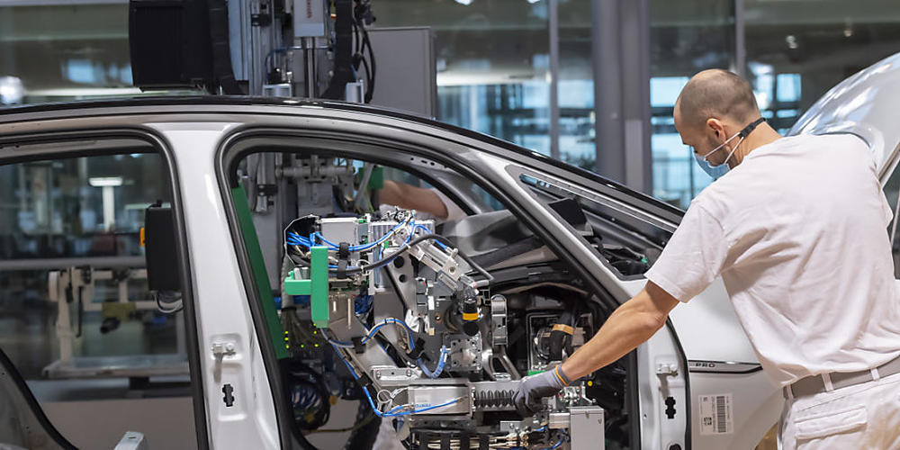 ARCHIV - Der Halbleitermangel macht den Autozulieferer, laut einem Bericht der Unternehmensberatung PwC, immer mehr zu schaffen. Foto: Matthias Rietschel/dpa-Zentralbild/dpa