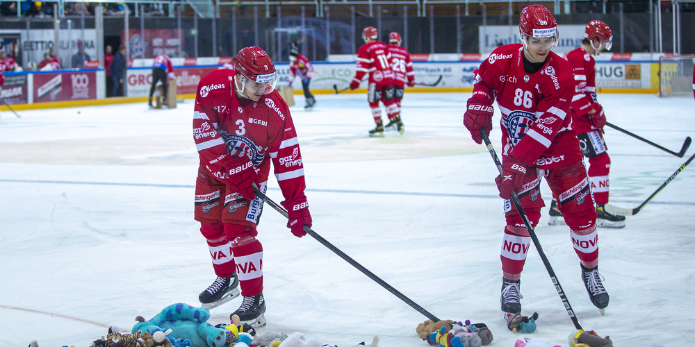 Keine Geschenke für Ajoie, dafür viele Plüschtiere am Family Game Day nach dem ersten Treffer in Rappi.