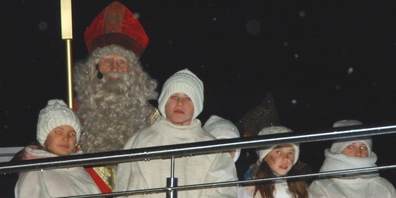 Der Samichlaus traf auf einem Ledischiff am Schmerkner Schiffsteg ein.
