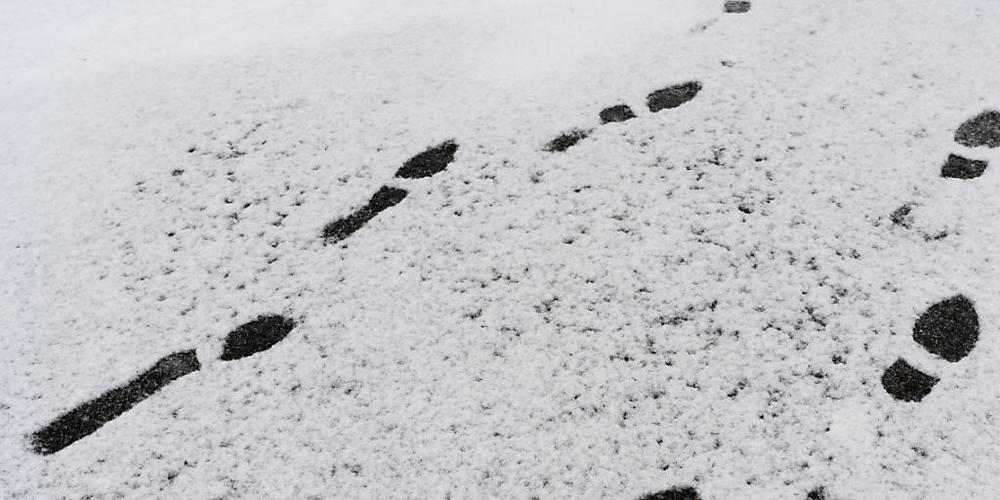 In Teilen der Schweiz hat es von Sonntag auf Montag kräftig geschneit. Stellenweise gab es rund einen halben Meter Schnee. (Symbolbild)