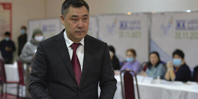Sadyr Schaparow, Präsident von Kirgistan, bereitet sich auf die Stimmabgabe in einem Wahllokal während der Parlamentswahlen vor. In dem Hochgebirgsland an der Grenze zu China sind die Menschen zur Abstimmung über eine neue Volksvertretung aufgeruf...
