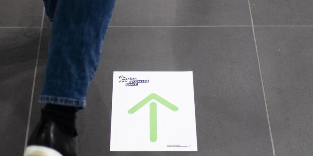 65,47 Prozent der Bevölkerung sind gegen das Coronavirus geimpft. Im Bild geht ein Mann zu einer Impfkabine. (Symbolbild)